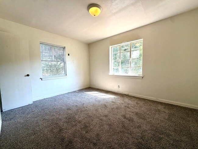 Building Photo - 700 Lilac Ave