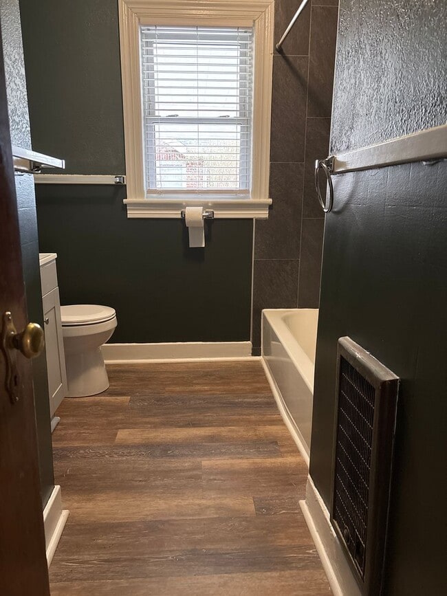 Building Photo - 4 Bedroom House / South Jackson