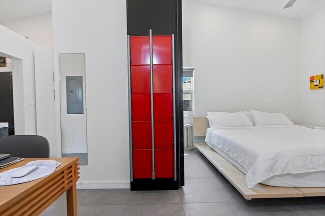 Building Photo - 112 S J St