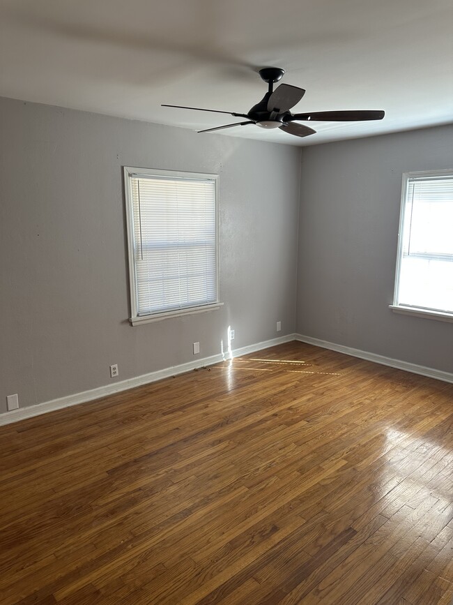Building Photo - 1404 S Oswego Ave