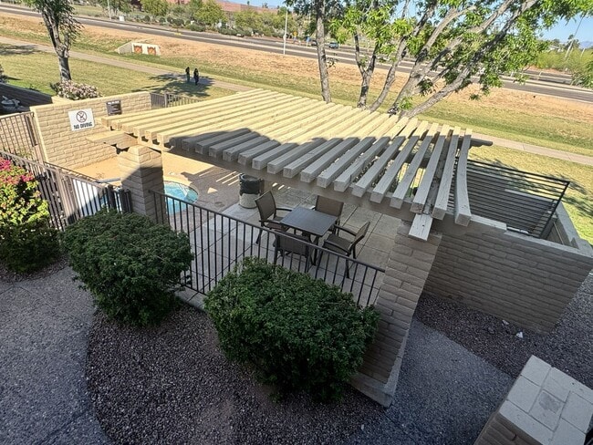 Building Photo - **MOVE IN SPECIAL***HALF OFF FIRST MONTHS RENT. UPSTAIRS 2 BEDROOM CONDO OVERLOOKING GREENBELT