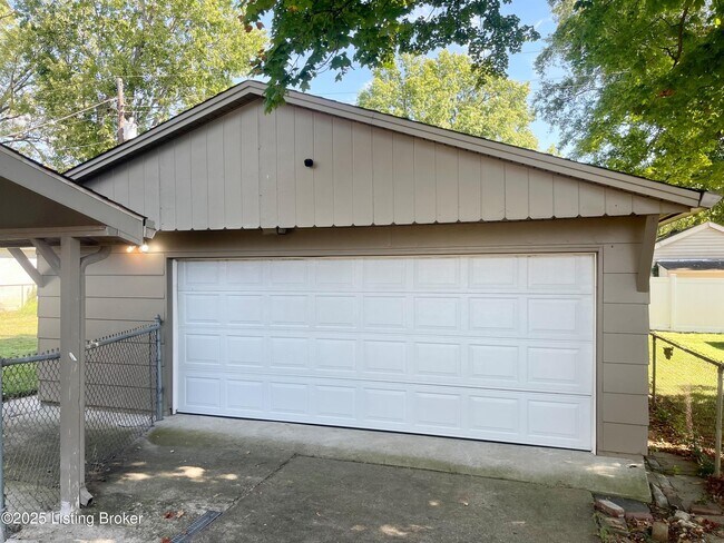 Building Photo - 8113 Clematis Ln