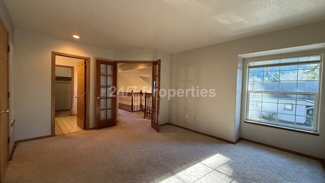 Building Photo - End-Unit 1 BD | 1.5 BA Townhome with Loft & Garage - Gresham