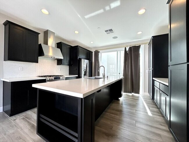 Building Photo - Beautiful Modern 3 Bedroom With Solar! - Apply Today!