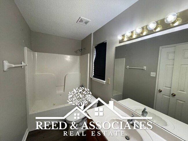 Building Photo - 3 Bedroom in Oakland!