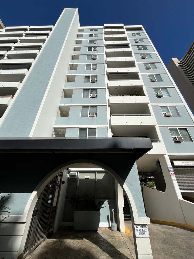 Building Photo - Spacious 2 Bed/2 Bath/2 Lanai Furnished Penthouse Unit at Kaiolu Sunrise