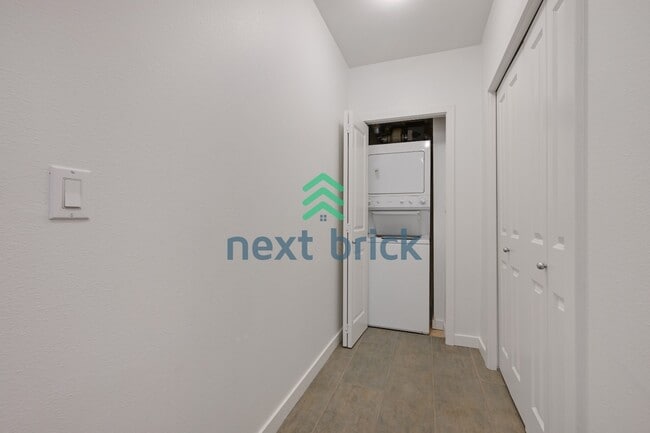 Building Photo - Spacious 1 Bedroom + Den in Canal Station Prime Ballard Location!