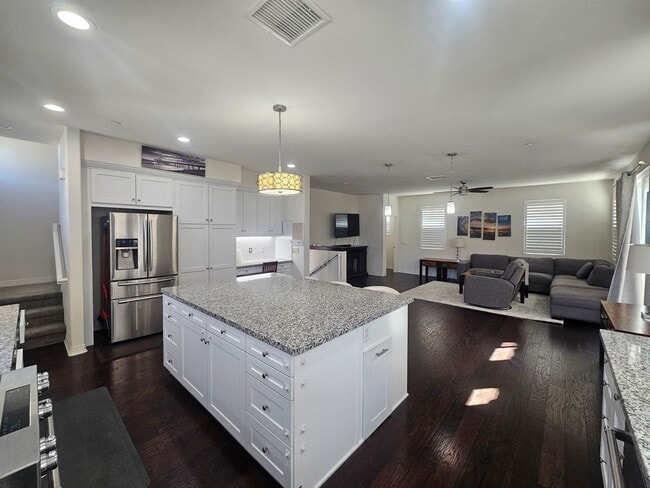 Building Photo - Gorgeous Stand Alone Town Home / Rolling Hills Golf Club is your Back Yard