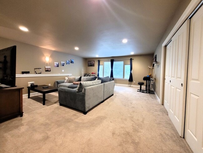 Building Photo - Beautiful Home in Desirable Geneva Neighborhood - 2700 sqft