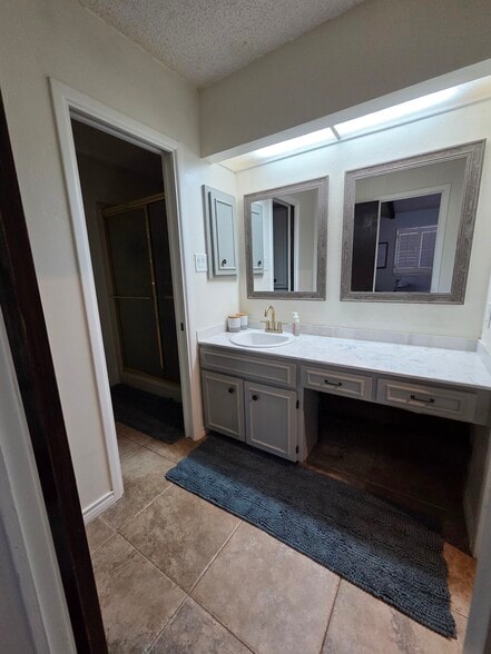 Master bathroom - 9311 Fallworth St