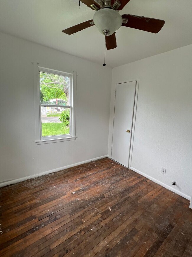 Building Photo - Near Carver Elementary!