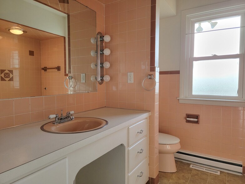 Building Photo - 502 W Newport Rd