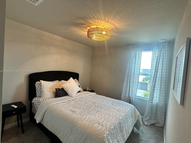 Building Photo - 5689 Mentmore Dr