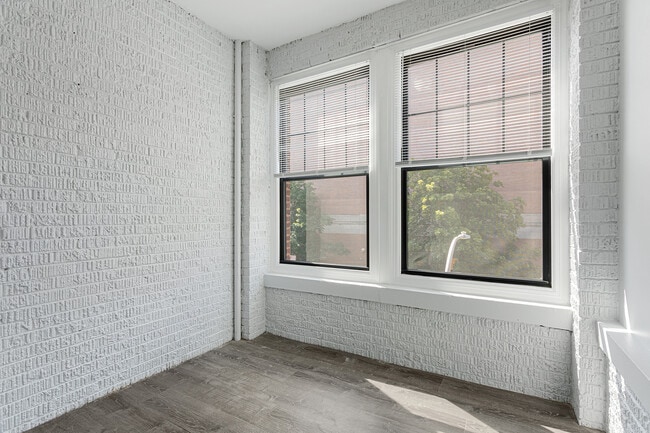 Building Photo - 1638 W Jonquil Terrace