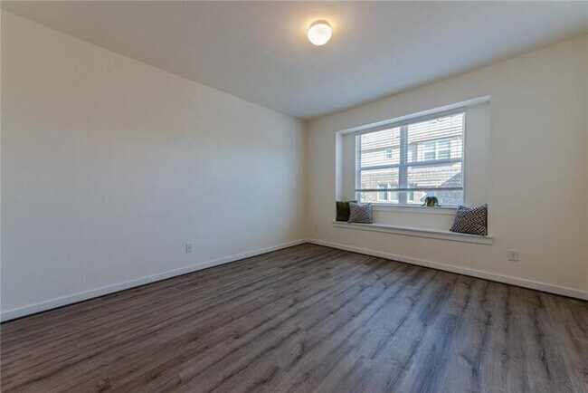 Building Photo - Beautiful townhome/condo located in Pfluge...