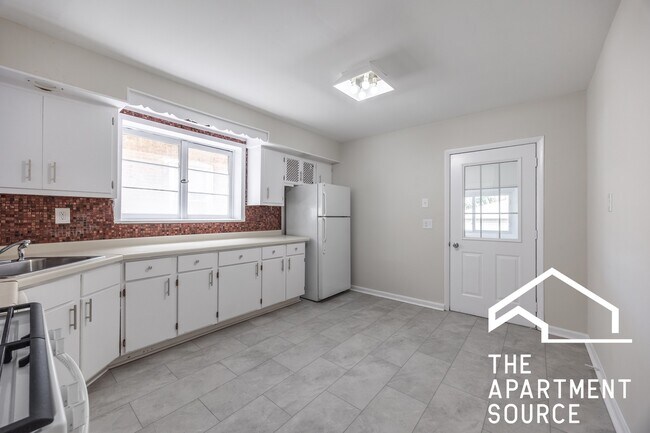 Building Photo - 2110 N Avers Ave
