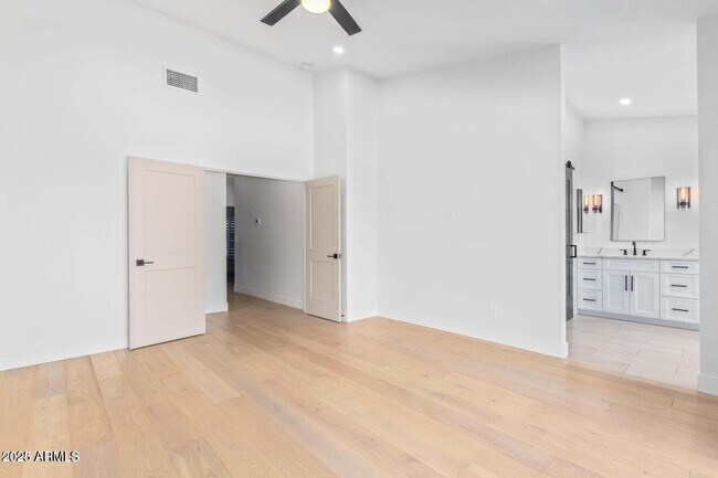 Building Photo - 5715 E Campo Bello Dr