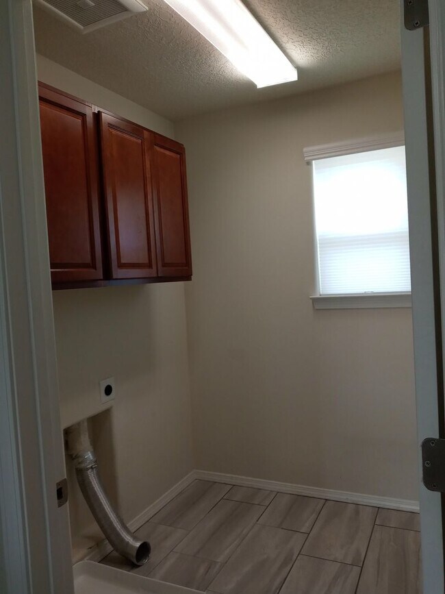 Building Photo - FOUR BEDROOMS!