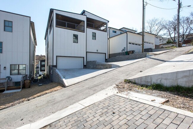 Building Photo - 433 36th Ave N