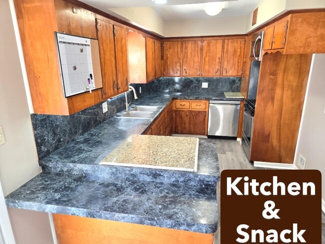 Building Photo - 903 Young St