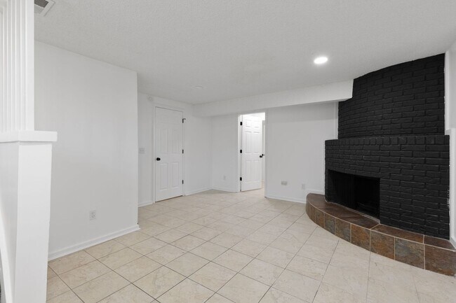 Building Photo - Just Listed! Step into one of the Northland’s most conveniently located gems!