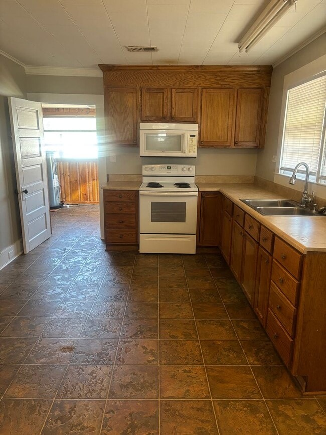 Building Photo - Single Family Home, 3 bed/1 bath $1,200 One-Story