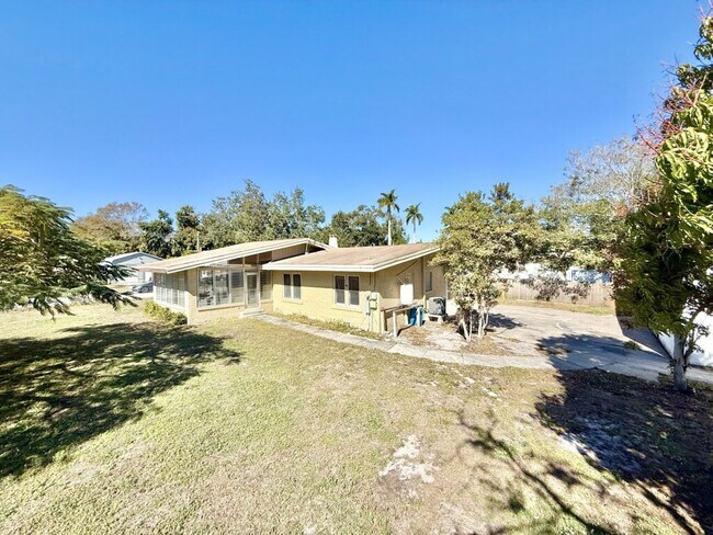 Building Photo - 1013 23rd St W