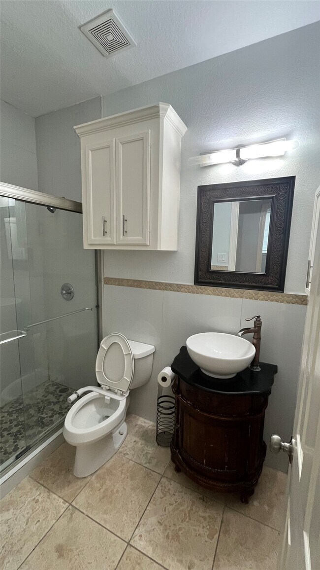 Building Photo - 2402 Raintree Village Dr