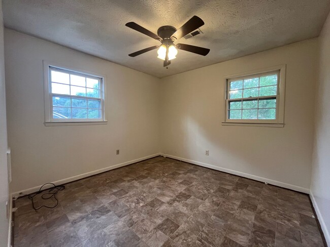 Building Photo - 11 Glenda Dr