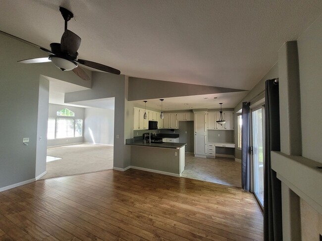 Building Photo - Woodcreek Oaks area home on quiet street