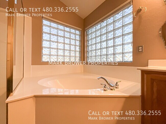 Building Photo - 380 W. Roadrunner Dr.