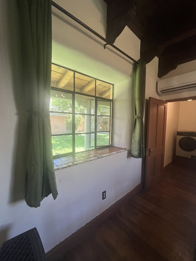 Building Photo - 104 Padre Martinez Ln