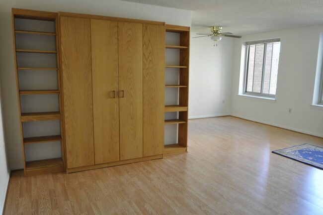 Studio Murphy bed - 3000 Spout Run Pkwy