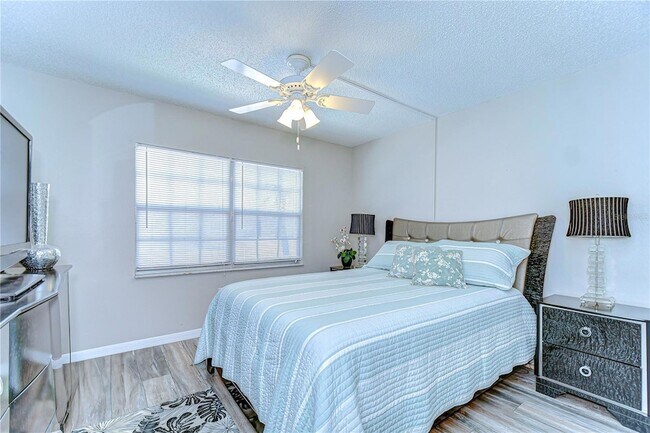 Building Photo - 13870 Oakwood Ln