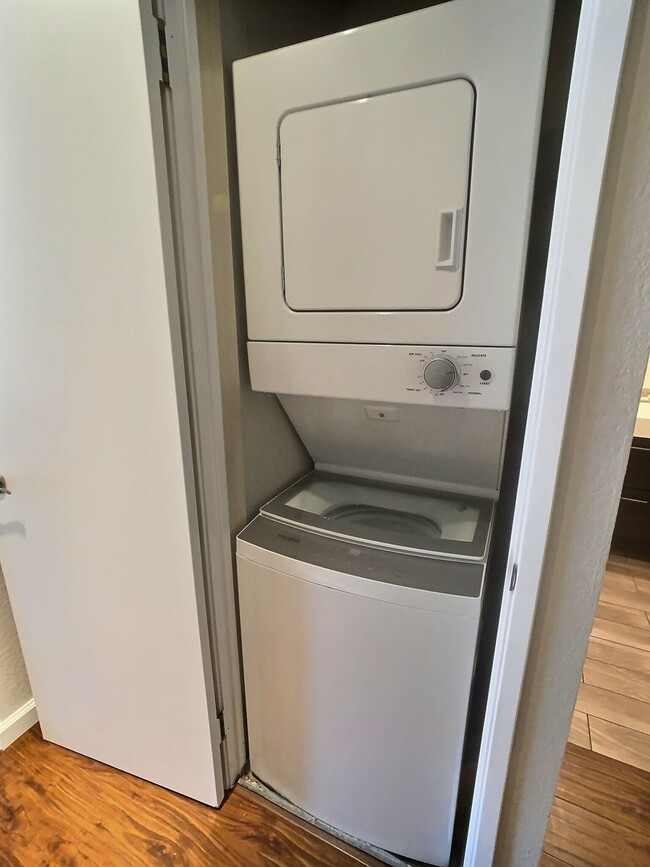Building Photo - Updated 2 Bedroom /2 Bath Condo in New Hor...
