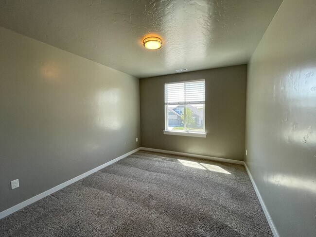 Building Photo - 2592 E Blackstone Dr