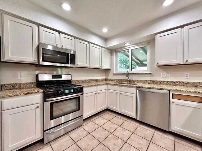 Building Photo - Cozy 3-Bedroom, 2-Bath Home with Covered D...