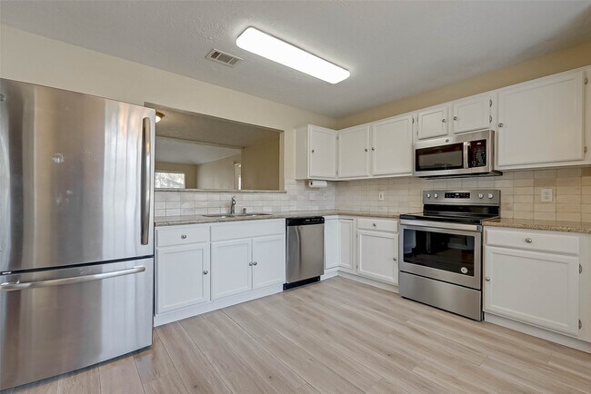 Building Photo - 2928 Laurelridge Dr