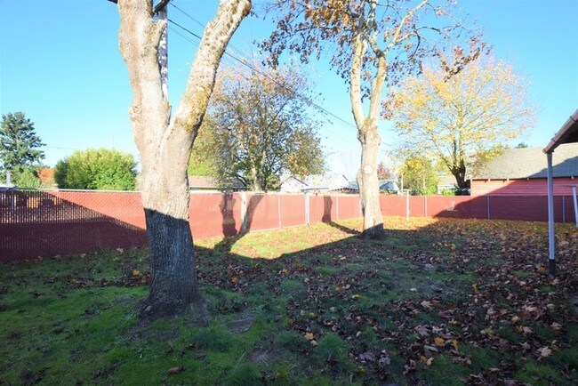 Building Photo - Charming N. Portland Home