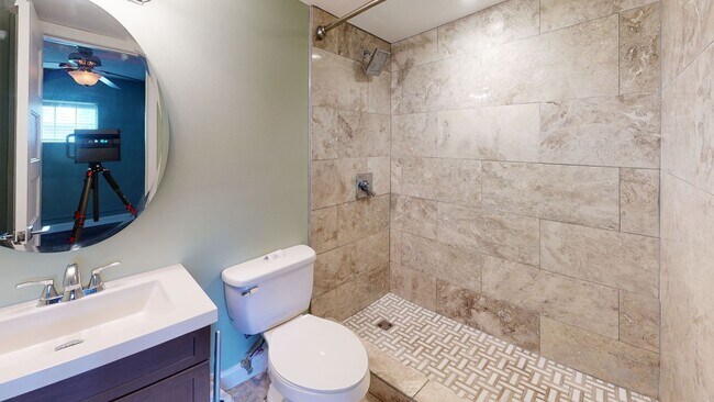 Building Photo - Bright & Updated 1BR Near UTK & Downtown Knoxville – Walk to Market Square & Neyland Stadium!