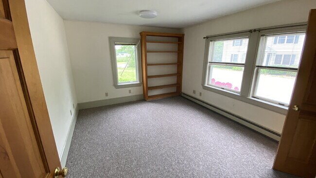 Building Photo - 277 Mast Rd