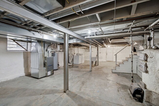 Building Photo - 5055 Lindenwood Ave
