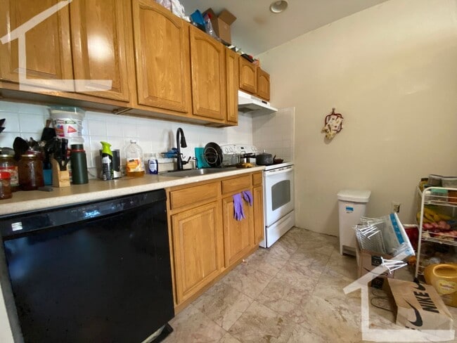 Building Photo - Charming 3 Bedroom- NO Broker FEE