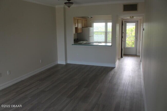 Building Photo - 719 S Beach St