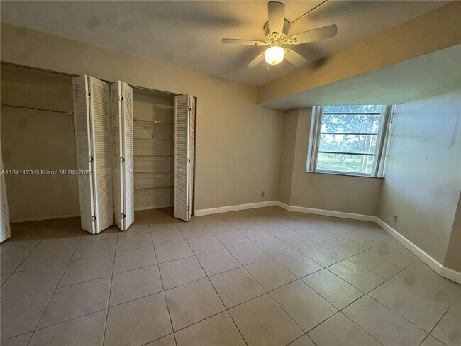 Building Photo - 1811 Sabal Palm Dr