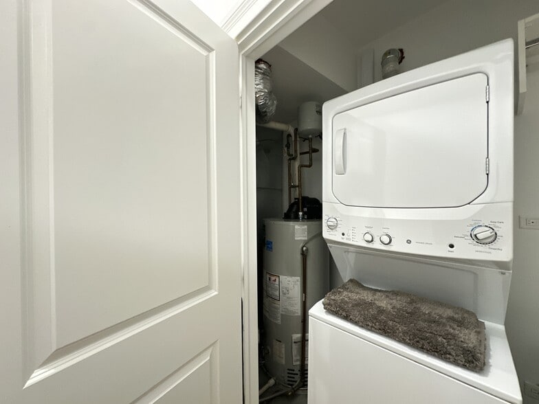 Building Photo - 520 N Western Ave