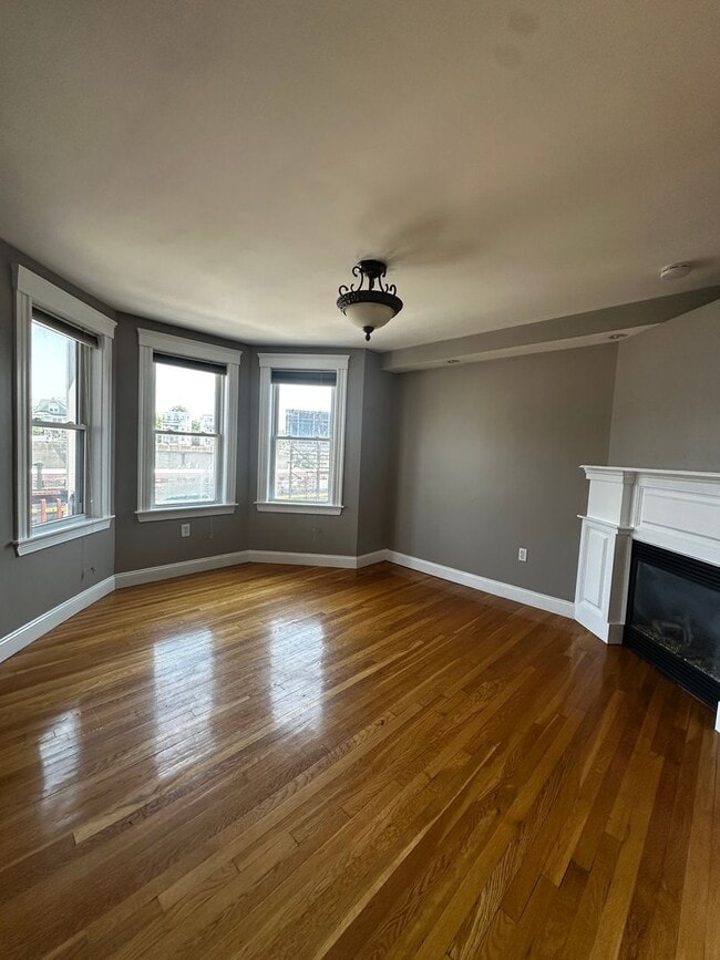 Building Photo - Spacious 3 Bed 2 Bath Apartment With Garag...