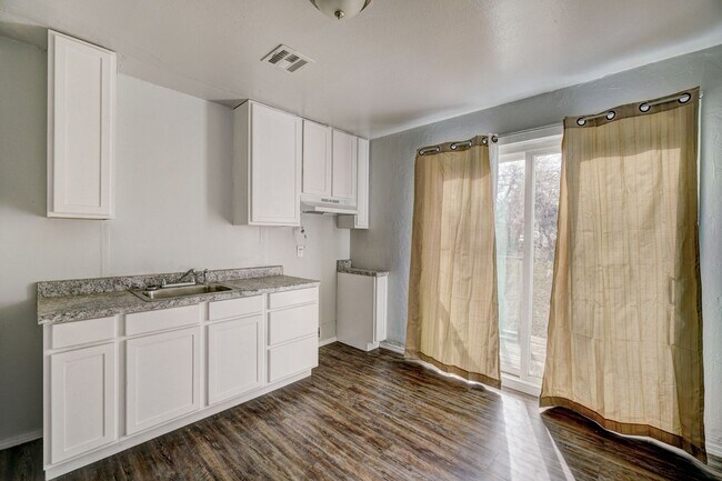Building Photo - 3 Bed 1 Bath in Del City!
