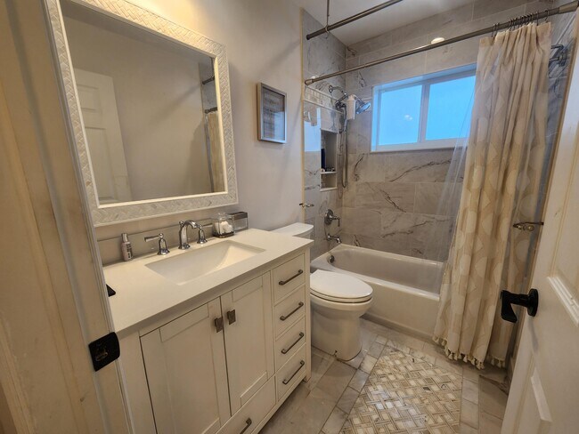 Building Photo - 250 E Riverbend Dr