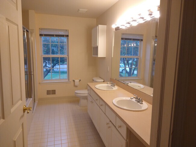 Building Photo - 2852 Chaseway Ct